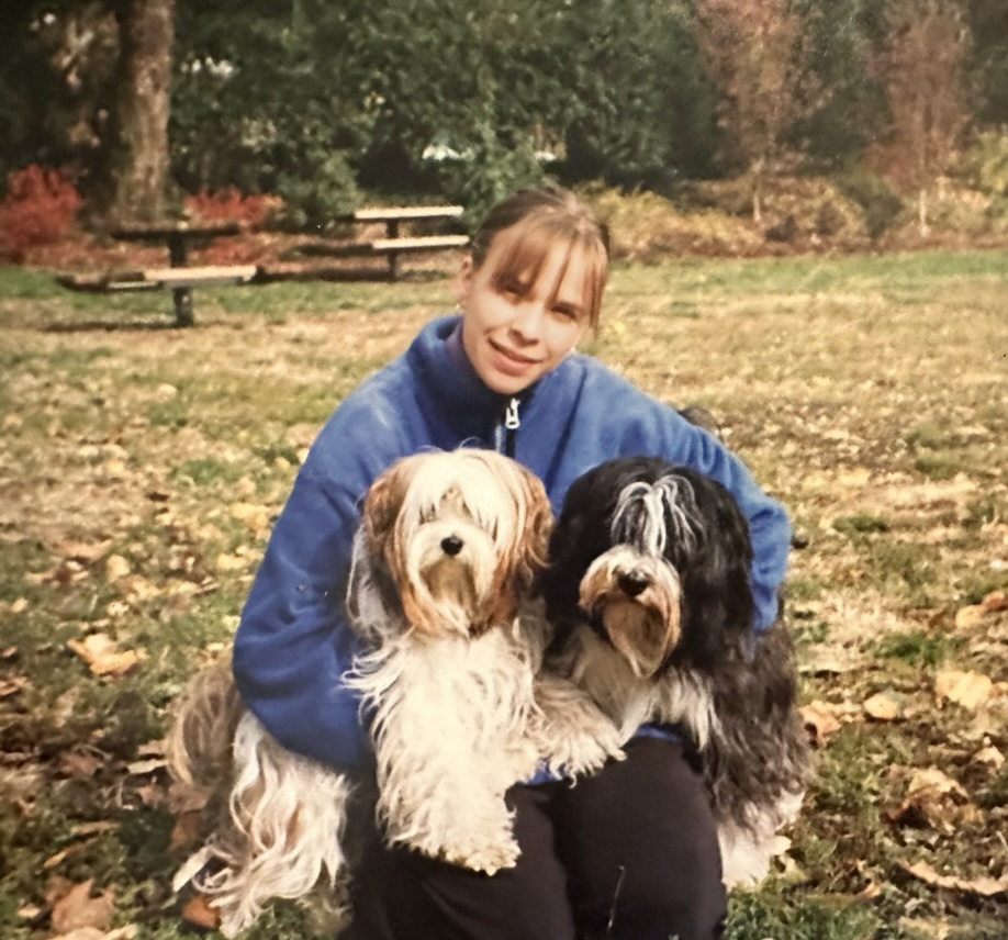 Deidre kneeling in the grass with Frankie and Ellie at Volta Park